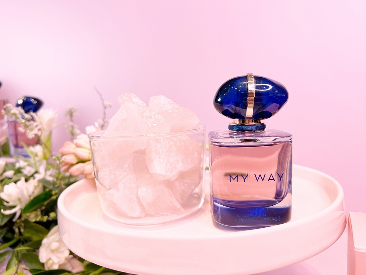 GIORGIO ARMANI亞曼尼2022 MY WAY情人節禮盒當中出現超夢幻的粉紅水晶。