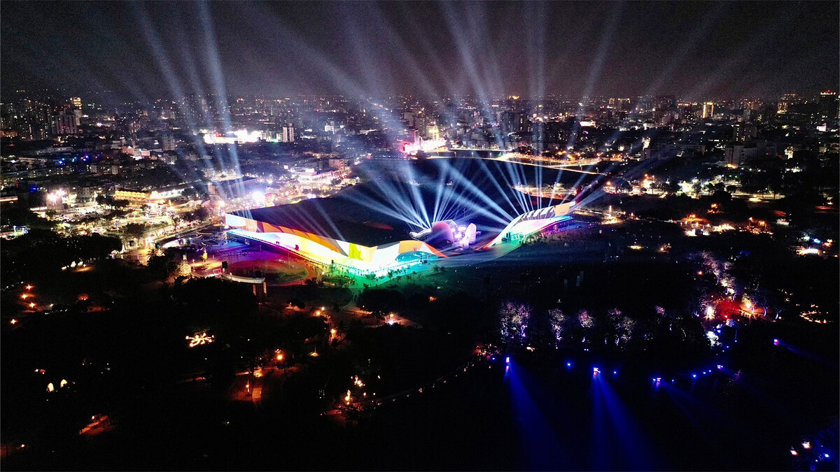 【《武營晚點名》島嶼記憶‧光舟劇場】從白天觀看，是一個橫臥在衛武營的沉睡小男孩，夜晚變身大型光舟劇場，360度敘述關於臺灣以及高雄的故事。