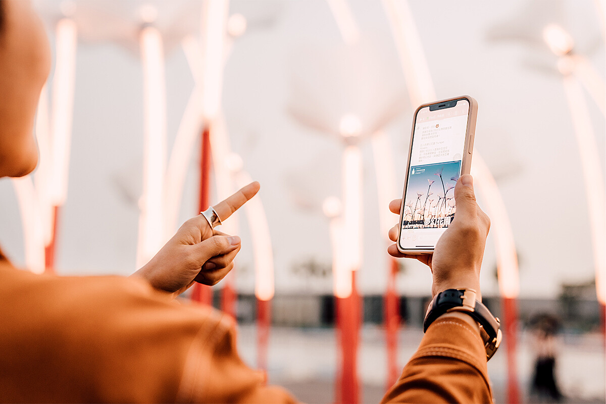 LINE beacon成為個人專屬雲端導覽員，無論是燈會作品、展演活動，甚至最近的洗手間、服務台、市集及飲食專區，都會自動告訴你。