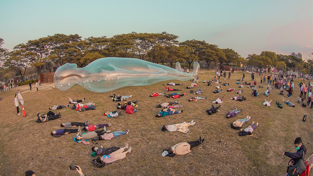 【空氣人】出自日本藝術家鈴木康広之手，目前於衛武營展區「童趣光樂園」草地展出，歡迎遊客每天下午5時30分跟「空氣人」一起躺在草地上，仰望天空，也從另個角度欣賞台灣燈會。