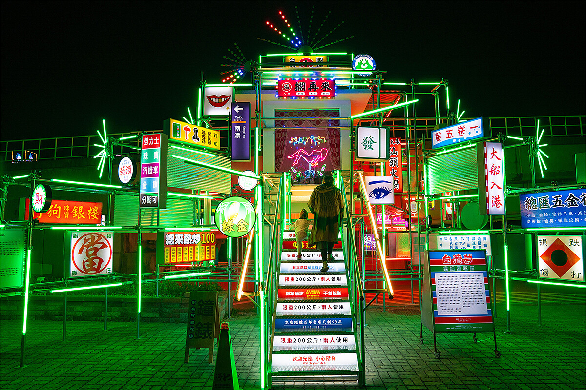 【台灣夢】生猛有力的台式繽紛招牌，絕對是美拍必收作品。地點：駁二大義區大義公園前碼頭。