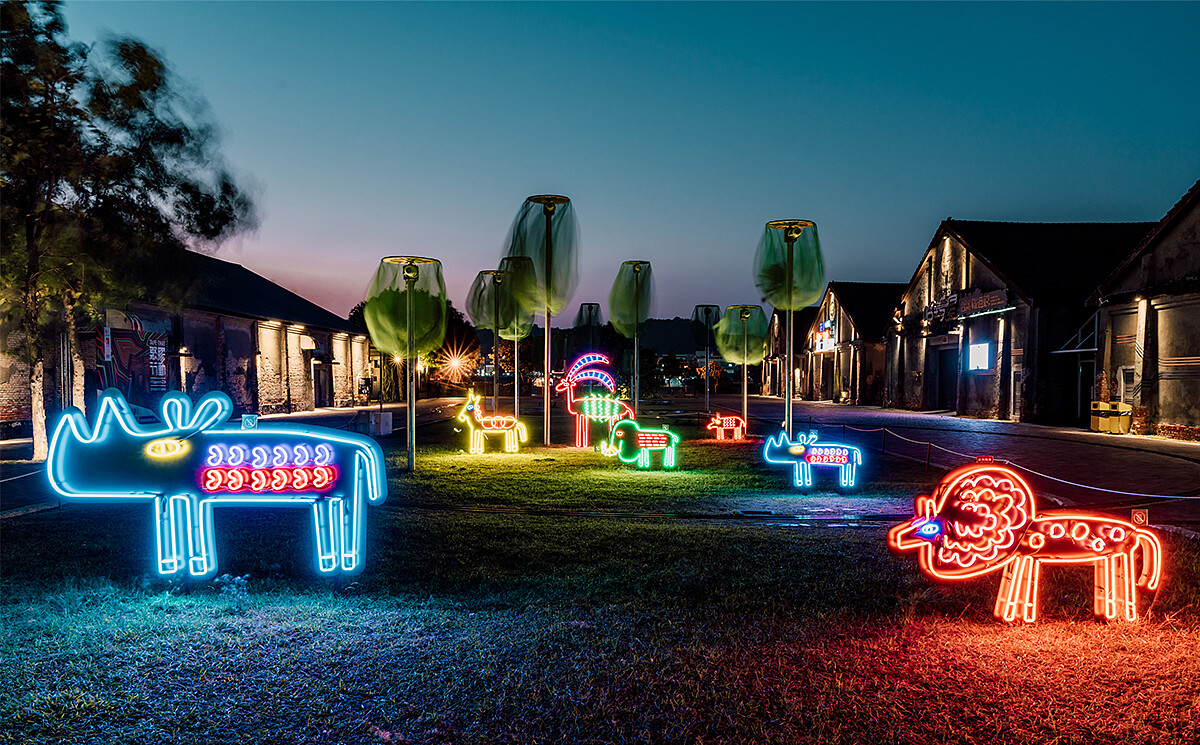 【霓光動物園】藝術家Cindy Wang透過霓虹燈管做出如彩虹般鮮豔色彩的動物，在草地上吸引著眾人的目光，有如一處可愛迷你的夜間動物園。地點：駁二藝術特區蓬萊區。