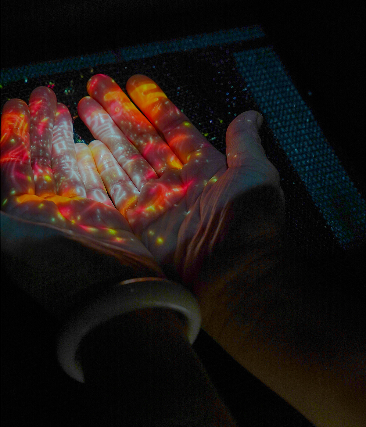 【花御洗】藝術家將疫情之下必備的酒精洗手，透過科技藝術加以變化，在酒精噴灑的過程中，將會有花朵投影至雙手，宛如人們捧著花朵祈願的模樣。地點：衛武營。