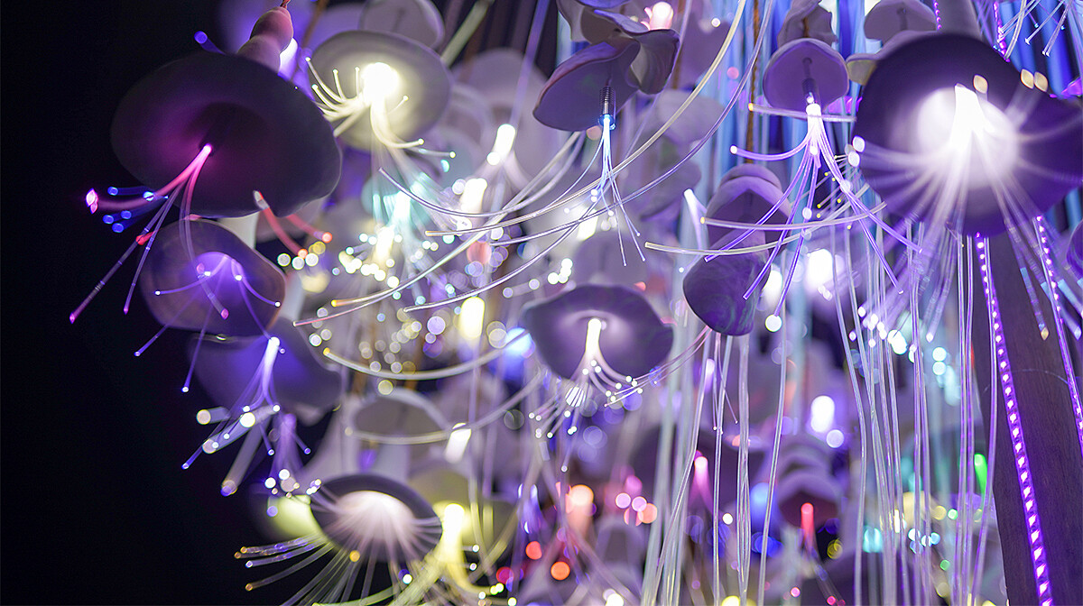 【共生花】由幾百朵造形不同的手捏日本瓷土製成，每一件陶瓷都是獨立塑造，象徵著每個人的獨特性，在這座島嶼上交織與蔓生出多樣性且豐富的文化。地點：衛武營。