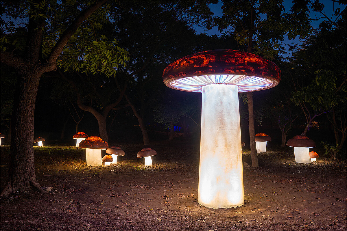 【奇蘑．幻境】大小不同的蕈菇化為森林精靈，錯落在樹林間，快點前往衛武營探索吧。地點：衛武營都會公園。