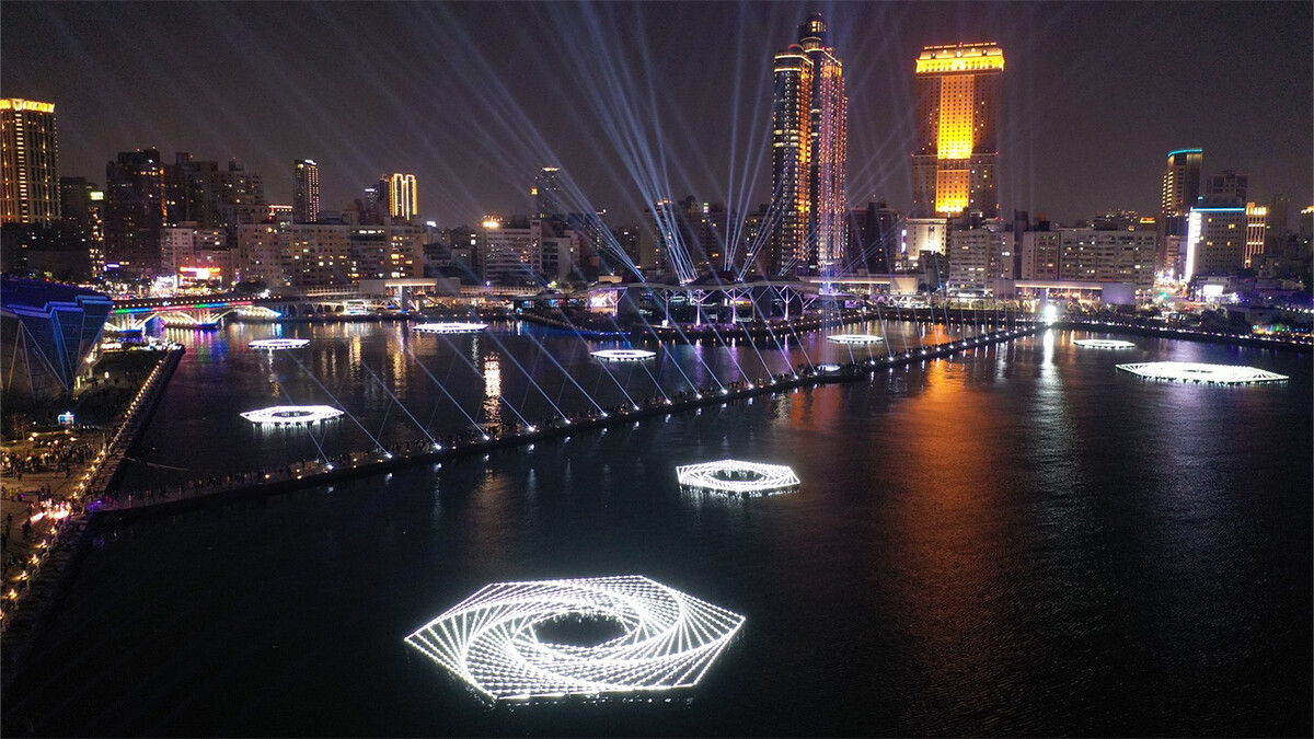 【元流-光之群島】海面上超越千坪的光藝術裝置，如海上閃耀的群礁，輝映著港區嶄新的城市建築。地點：愛河灣
