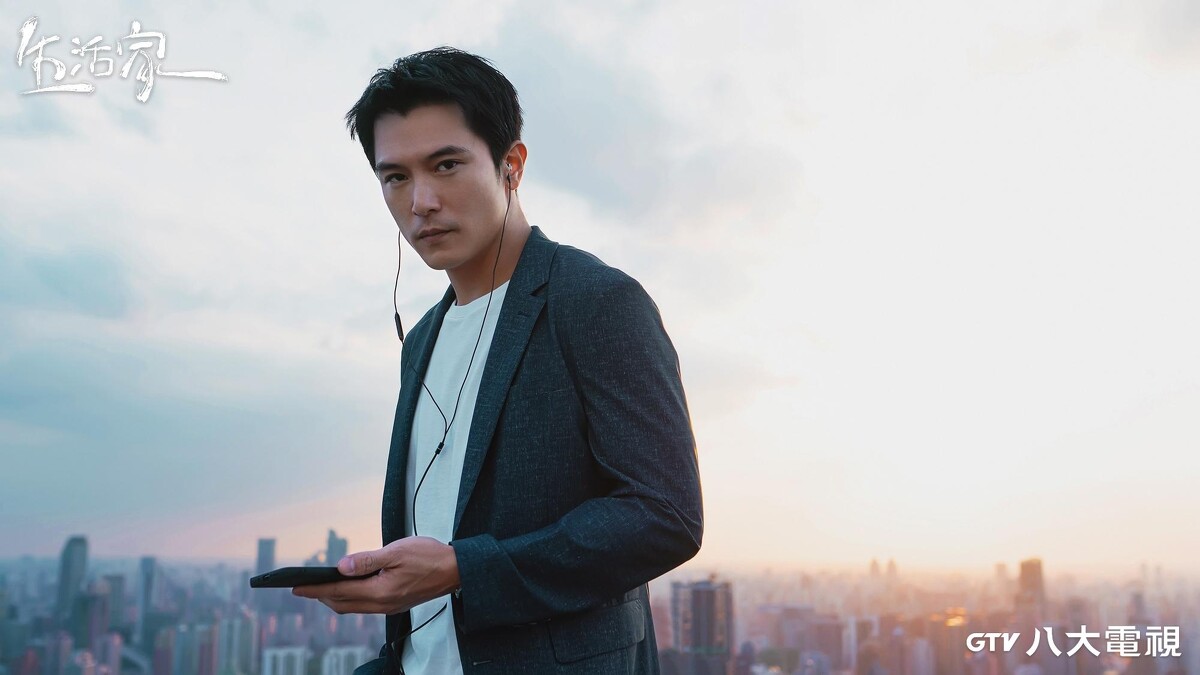 《生活家》劇中，邱澤獨自在高樓沉澱心情