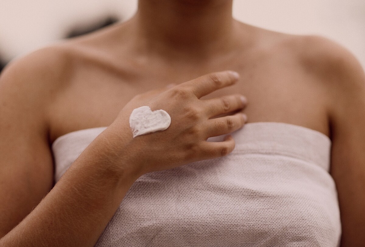 L&rsquo;OCCITANE歐舒丹乳油木護手霜質地情境照。