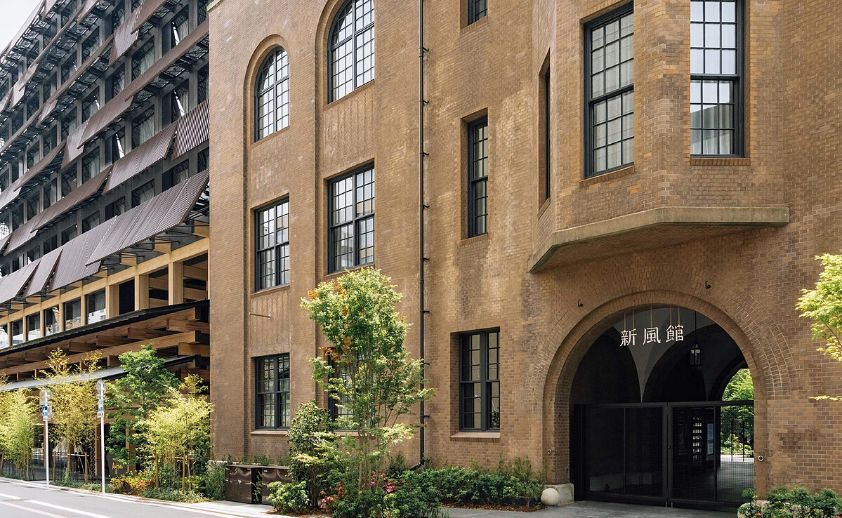 新風館位於中京區烏丸通，附近有許多老店，想是松栄堂、宮脇賣扇庵、龜末廣、栖園等等。