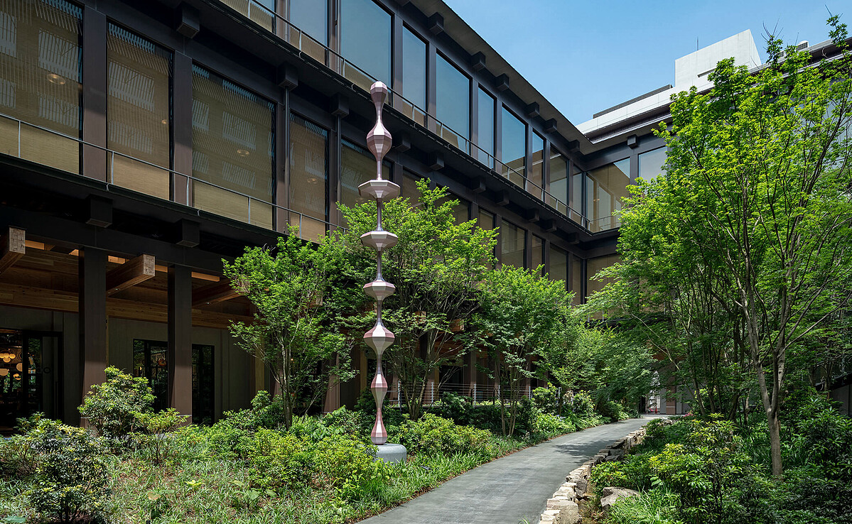 使用過去「町屋」格局的概念，在舊與新的建築之間設計了中庭空間作為連接。