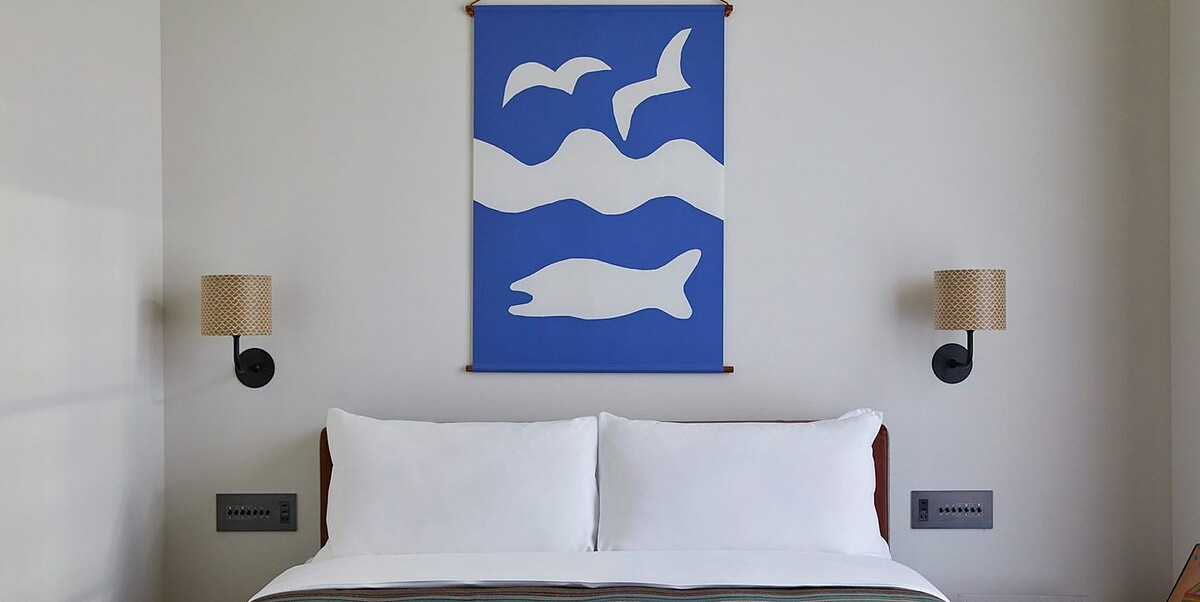 無論哪個房型房間皆有日本型染大師柚木沙彌郎的掛畫創作。