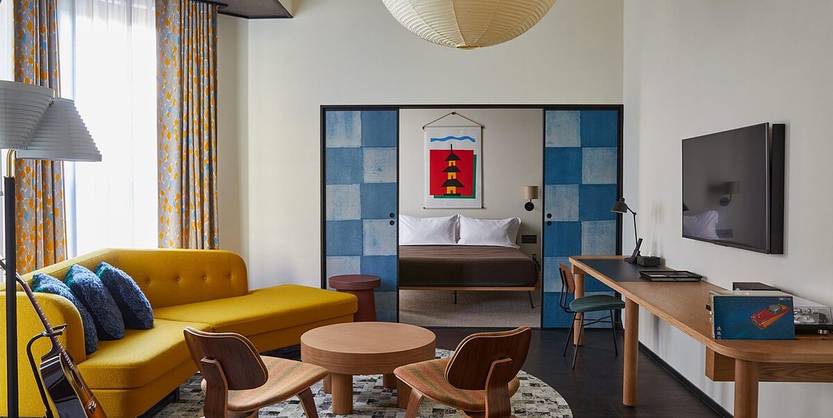 「Ace Suite」房型，角落為芬蘭設計之父 Alvar Aalto 的立燈 Aalto lattiavalaisin，以及 Gibson 的吉他。