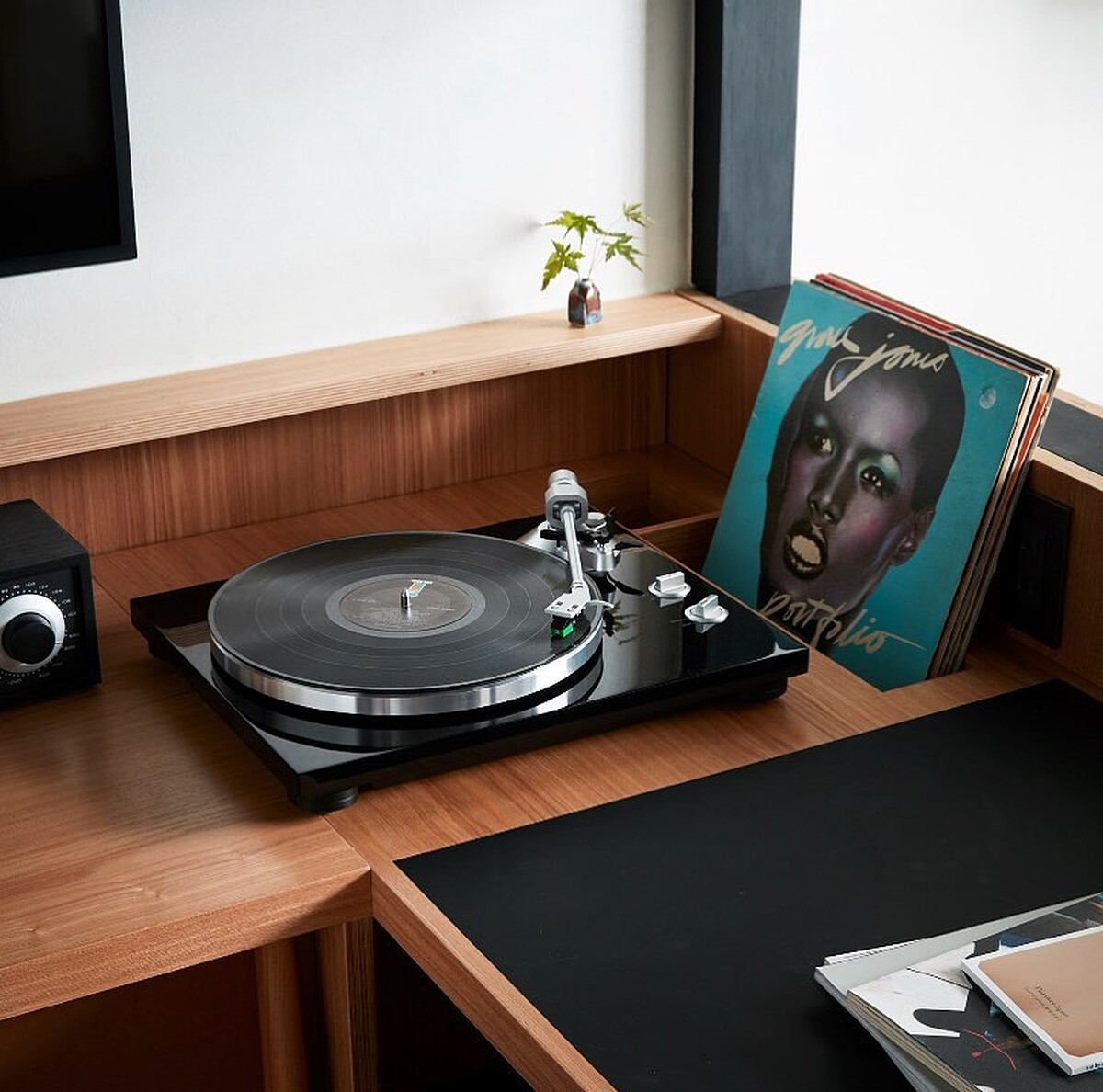 房間內皆設有 TEAC 黑膠唱片機，更附上品味保證的專輯選擇，如這間房間就可看見 Grace Jones 1977年的《Portfolio》專輯。