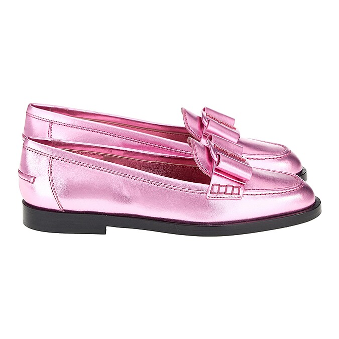 Salvatore Ferragamo 粉色樂福鞋，NT25,900。