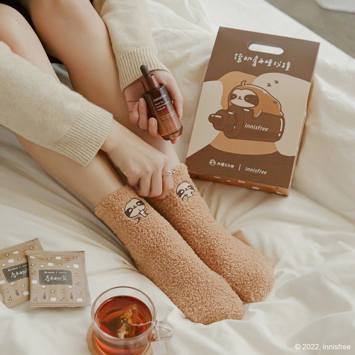再睡5分鐘特製療癒暖暖襪，穿起來舒適柔軟，讓細膩設計不對稱樹懶小咖帶來溫暖。