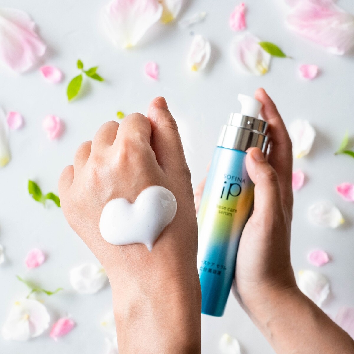SOFINA iP土台美容液作為前導精華打底使用，不僅能帶動肌底土台力加速肌膚美循環，在洗臉後成為取代化妝水的第一步驟，更可以加乘後續保養效果。