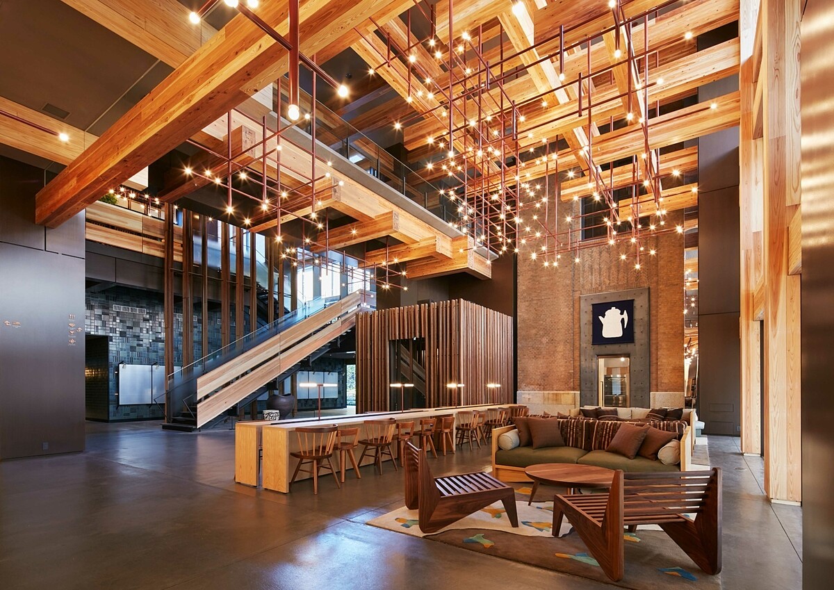 空間大量使用町屋傳統的格子架結構。