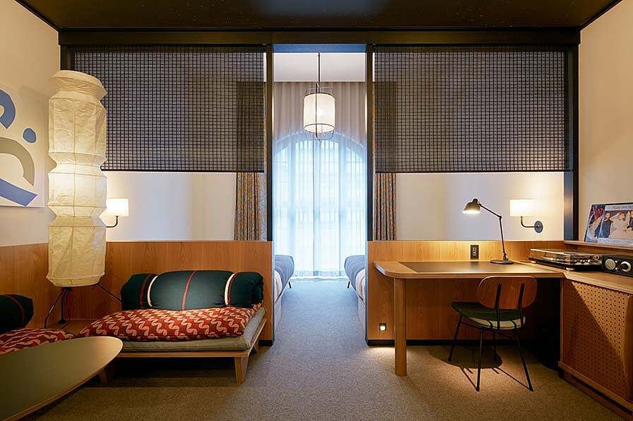 「Historic Twin」房型，用竹簾將起居空間與睡眠空間隔開。