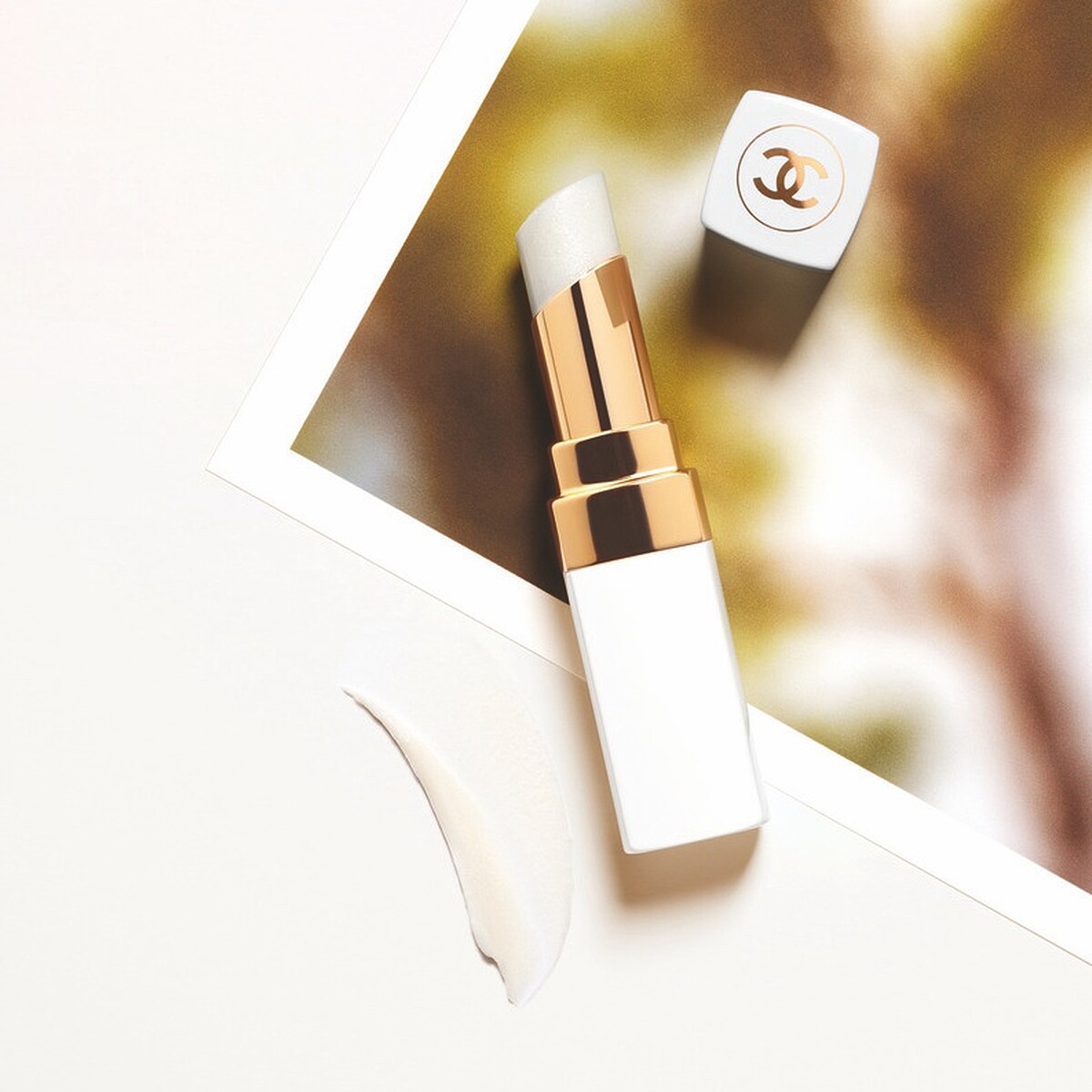 CHANEL香奈兒COCO持色潤唇膏#912屬於透白霧光款,打造清透光感唇色。