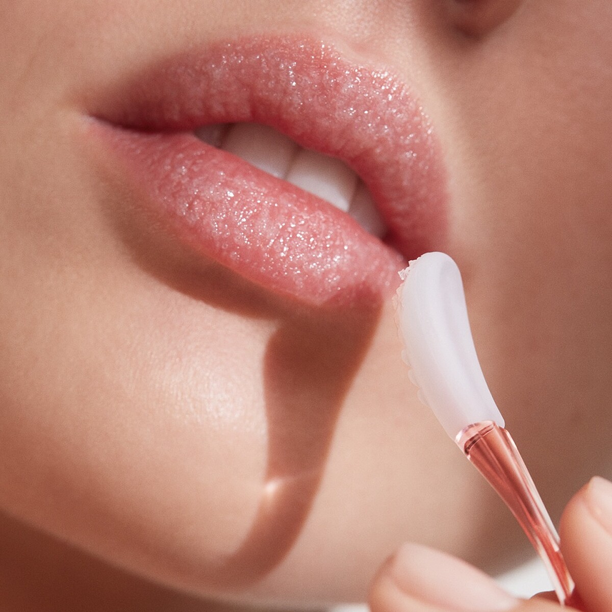 LA MER海洋拉娜星砂柔化修護唇膜內的唇膜棒使用圖。