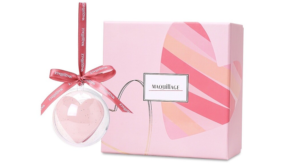 心機彩粧 2022情人節限定禮盒包裝與粉紅愛心粉撲。