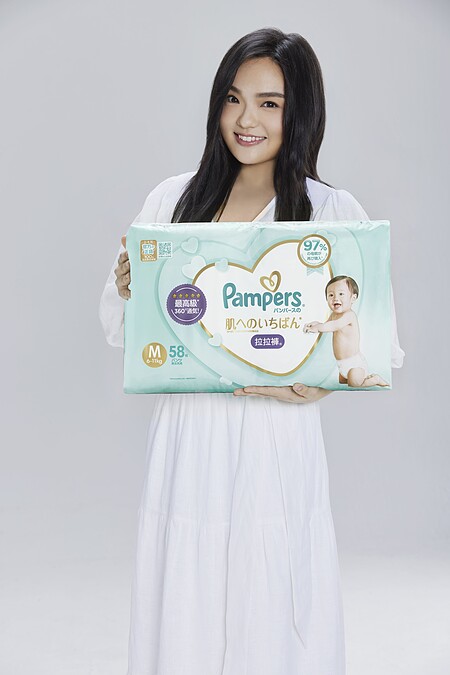 徐佳瑩分享幫寶適一級幫拉拉褲穿脫便利，透氣材質和彈力貼身腰圍更能讓寶寶舒適自在地活動，直呼世界末日到了也要帶上！