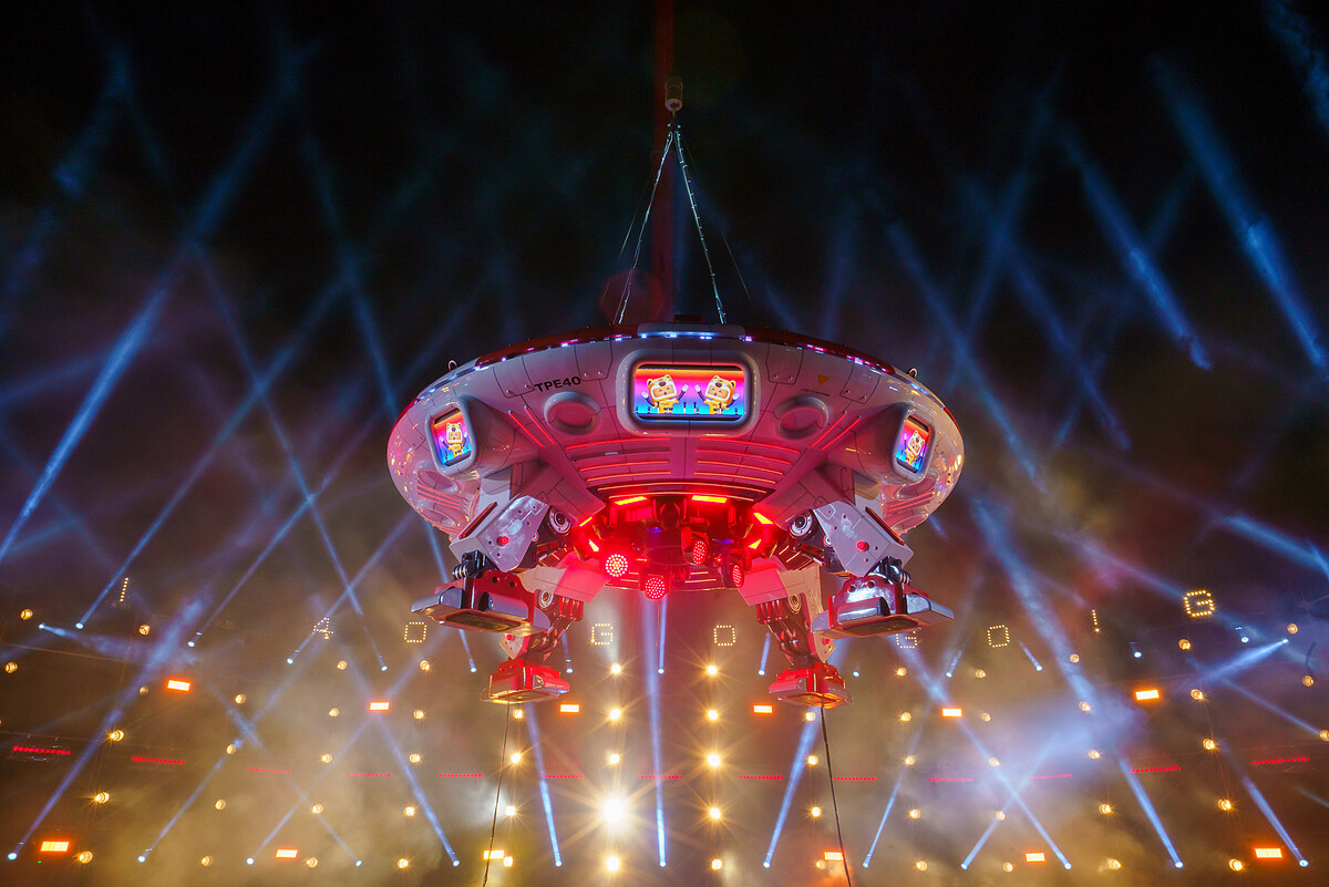 2022台北燈節主燈「TAIPEI 40宇宙飛船」乘載著多元融合文化與無限寬廣的良善，降臨在台北士林。