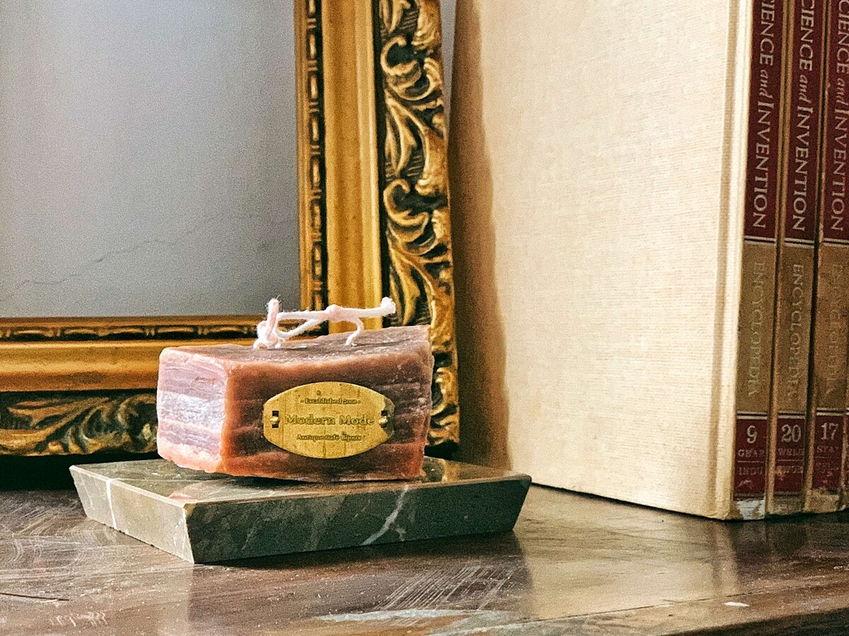 Modern Mode Café 8.1石紋香氛精油蠟燭+底座(香料奶茶色)200g，NT2,380