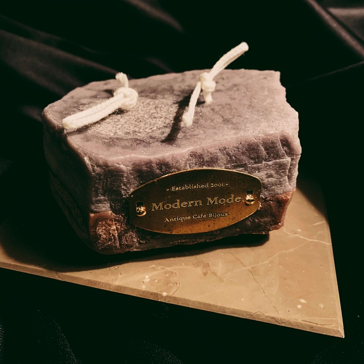 Modern Mode Café 8.1石紋香氛精油蠟燭+底座(香料奶茶色)200g，NT2,380