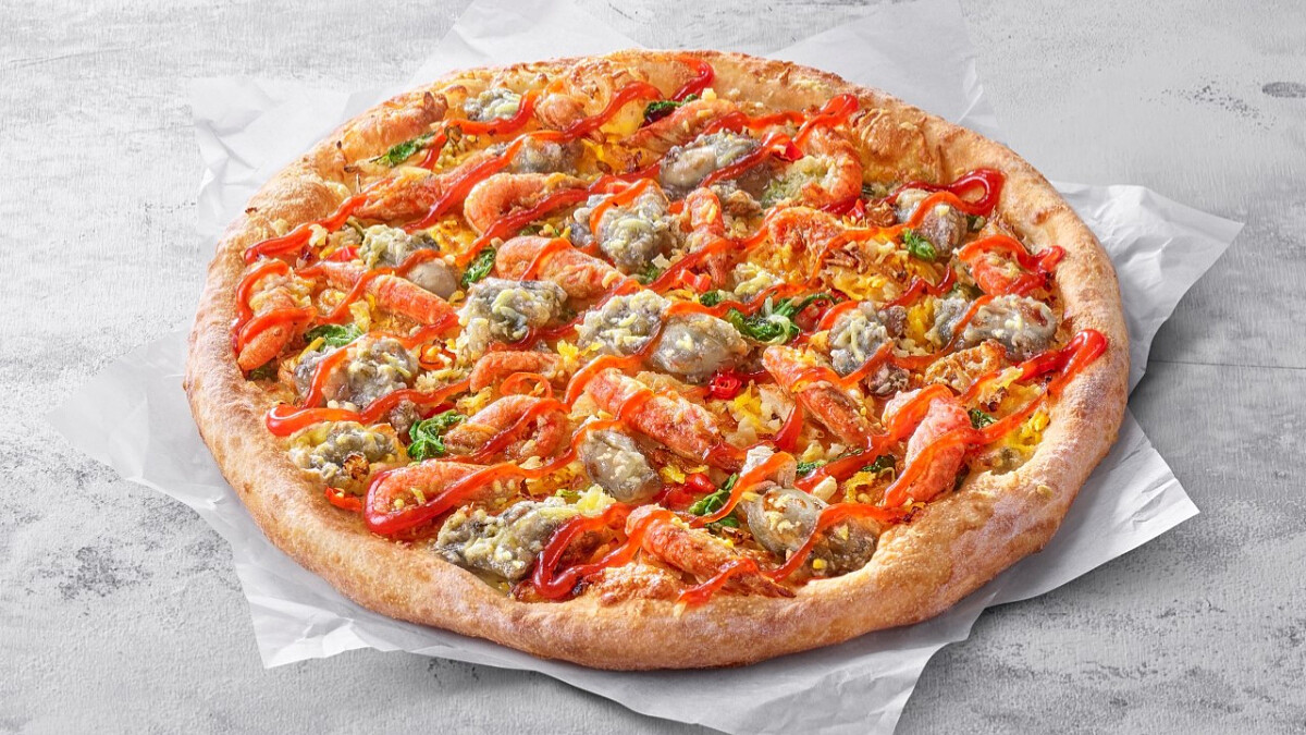 必勝客推出蚵仔煎比薩！還鋪上滿滿「蝦猴酥」，結合夜市美食超狂新口味