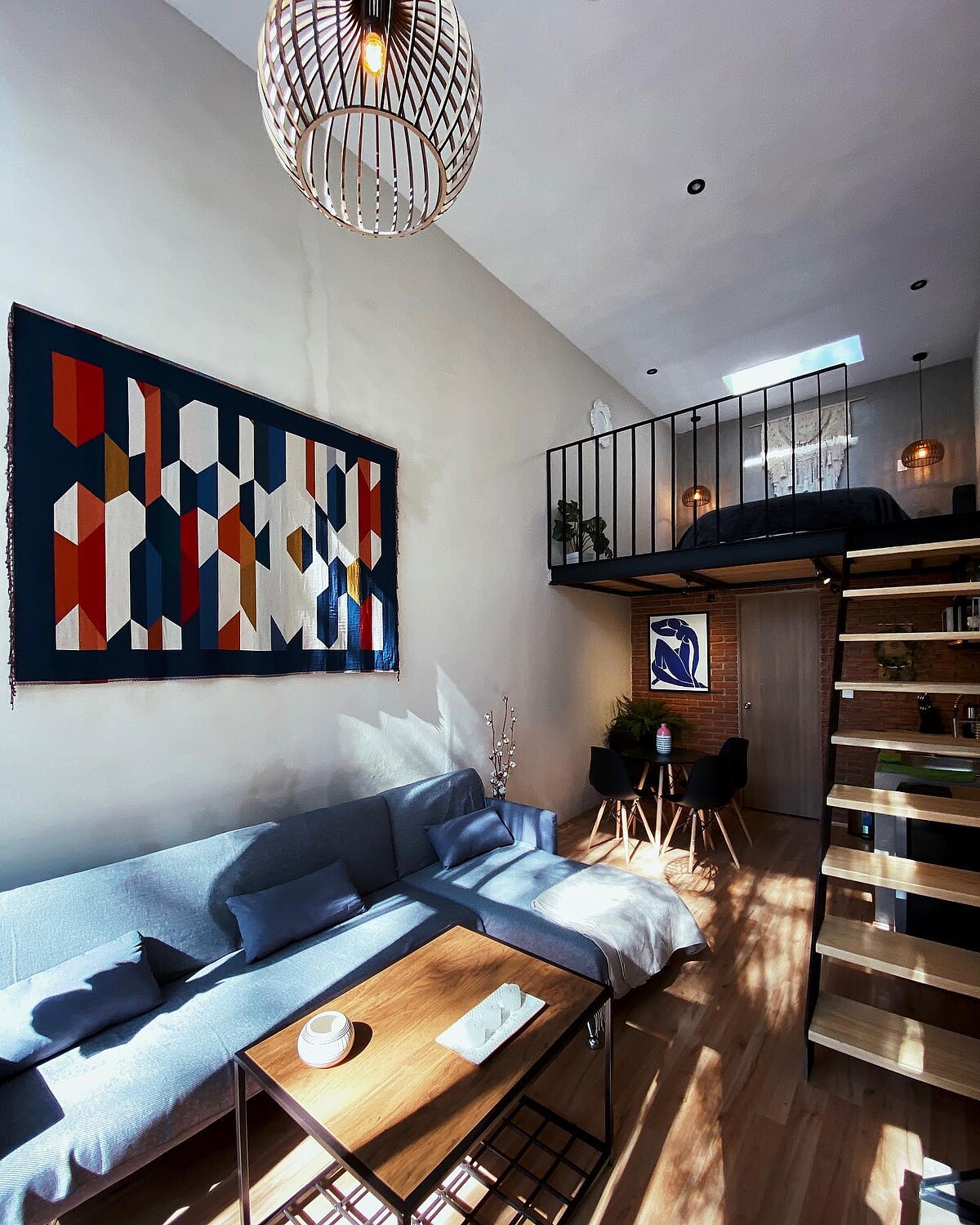 有兩層樓空間。