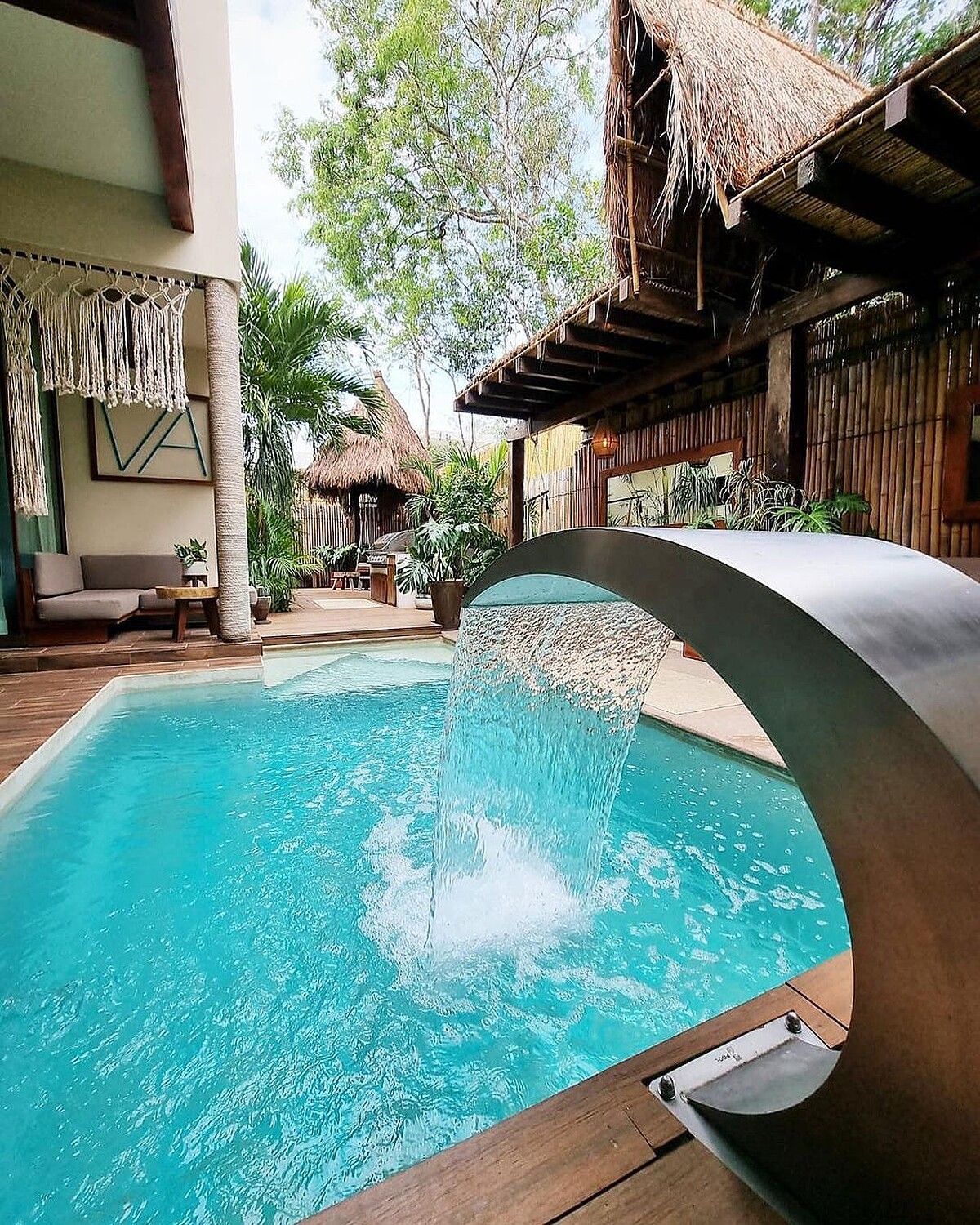 以泳池為中心的空間設計。