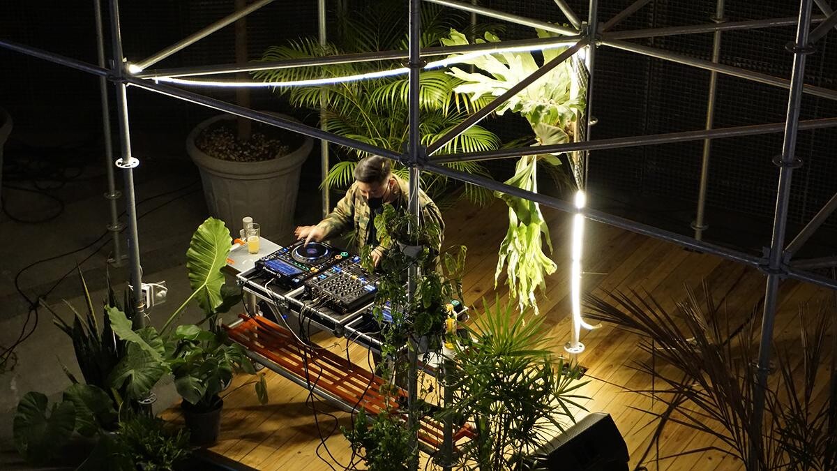 Park2 B1打包運動場靈活多變的特性，讓木Deck 時而成為舞台，時而挪移為表演騰出空間。