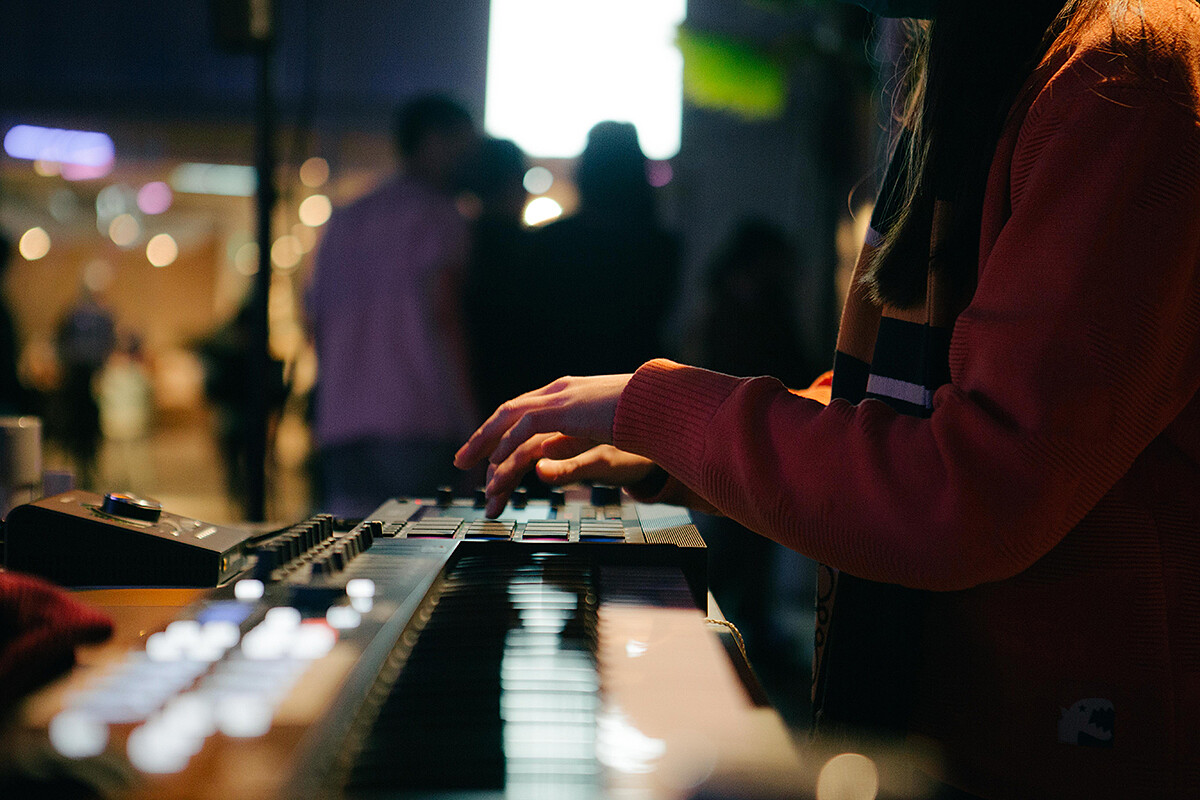 開放式的表演場地，讓E V E a.k.a. 酷酷小乖乖的表演能更加的拉進民眾和表演者的距離。（photo by 吳璨）