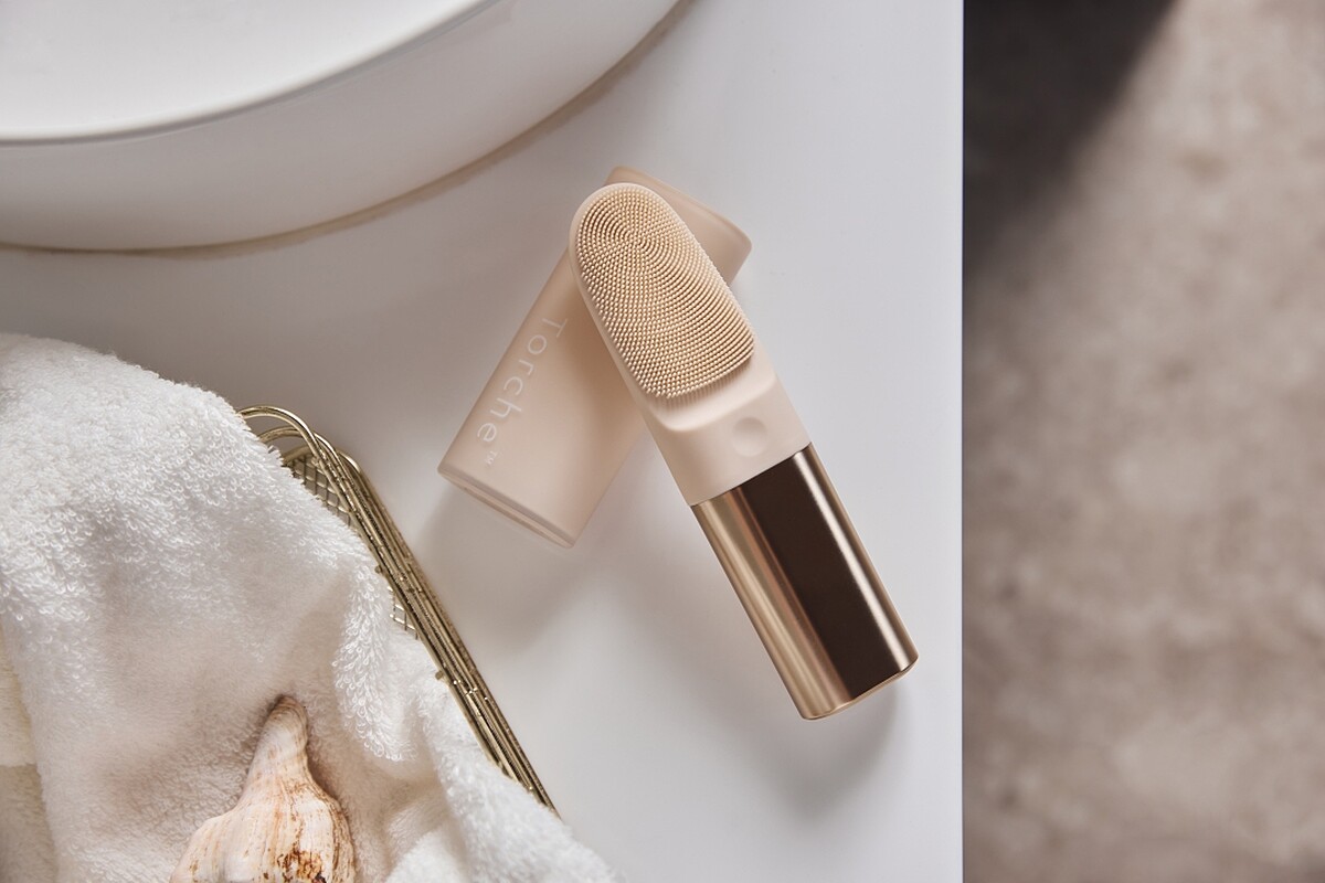 NUEVA Torche超溫感三效音波洗臉儀產品情境照。