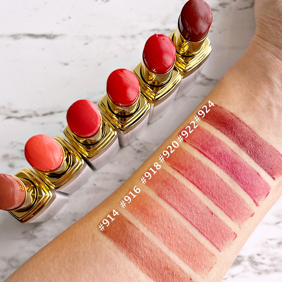 香奈兒COCO持色潤唇膏手部試色。
