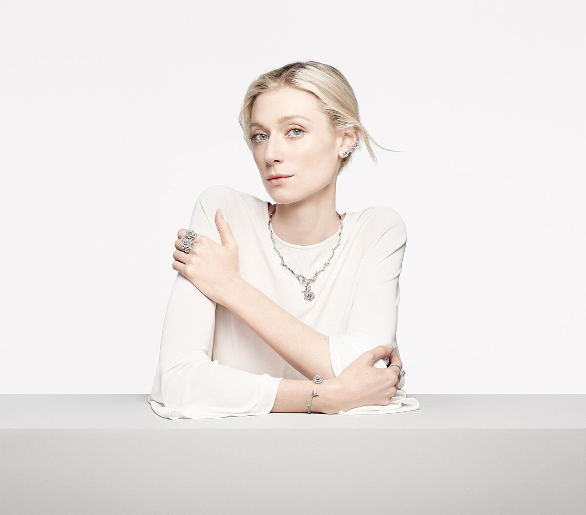 Dior 全新珠寶大使 Elizabeth Debicki 演繹珠寶系列「Rose Dior Bagatelle」新品