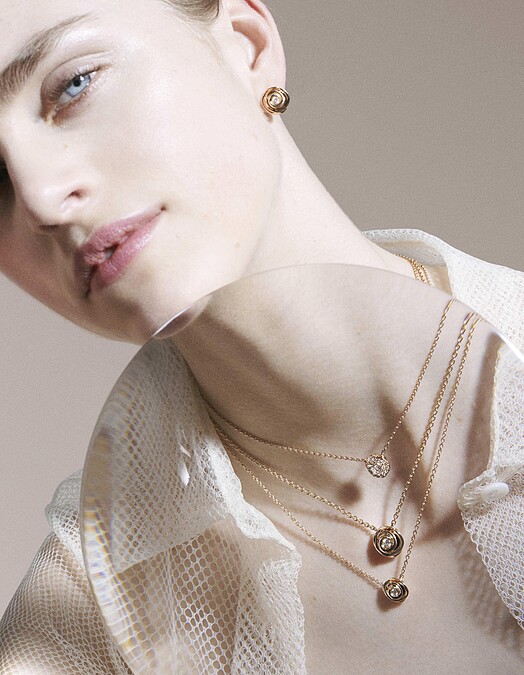 模特兒演繹2022全新Rose Dior Couture玫瑰珠寶 &copy;Camille Vivier