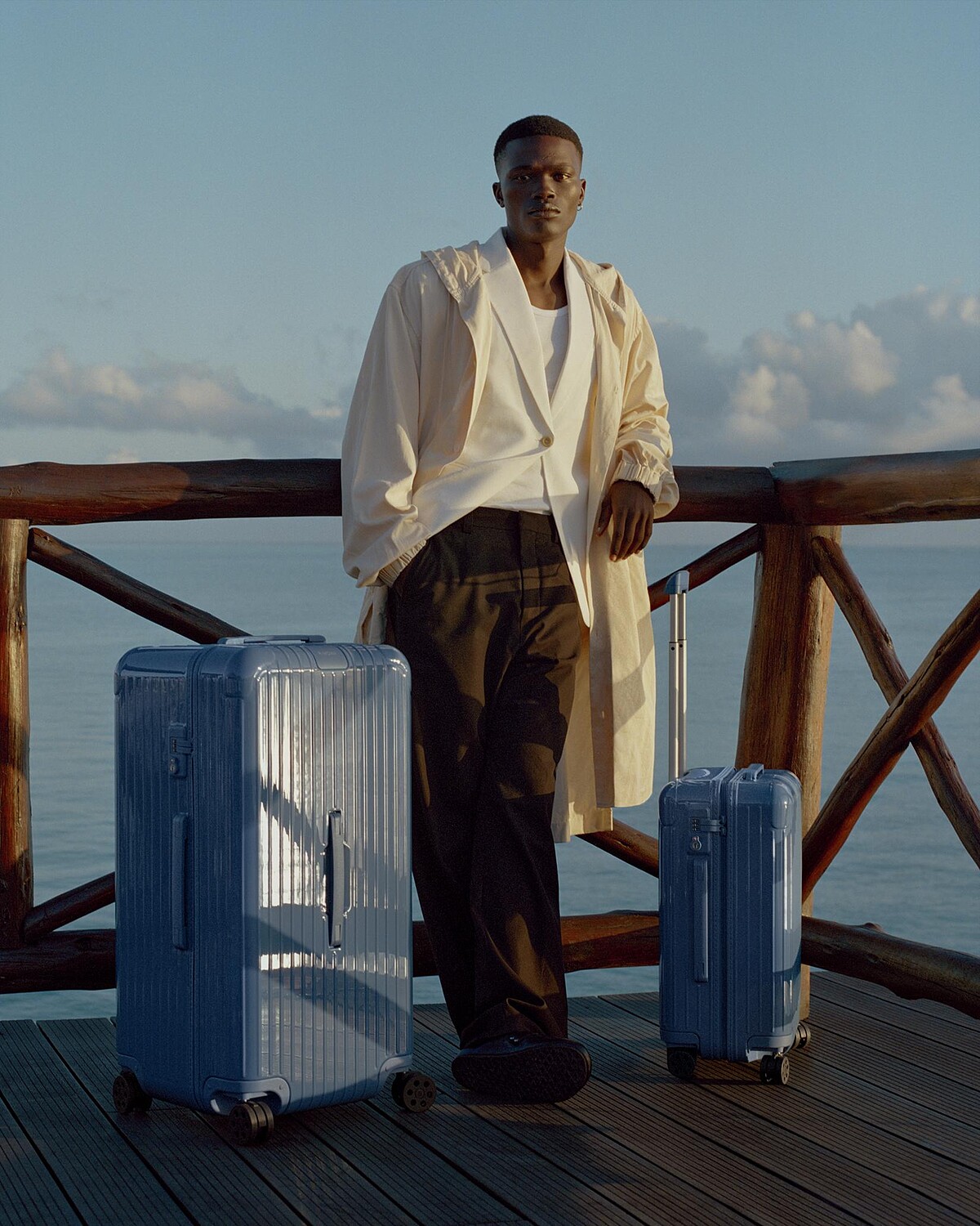 RIMOWA Essential霧籃色（左）Truck-Plus（右）Cabin