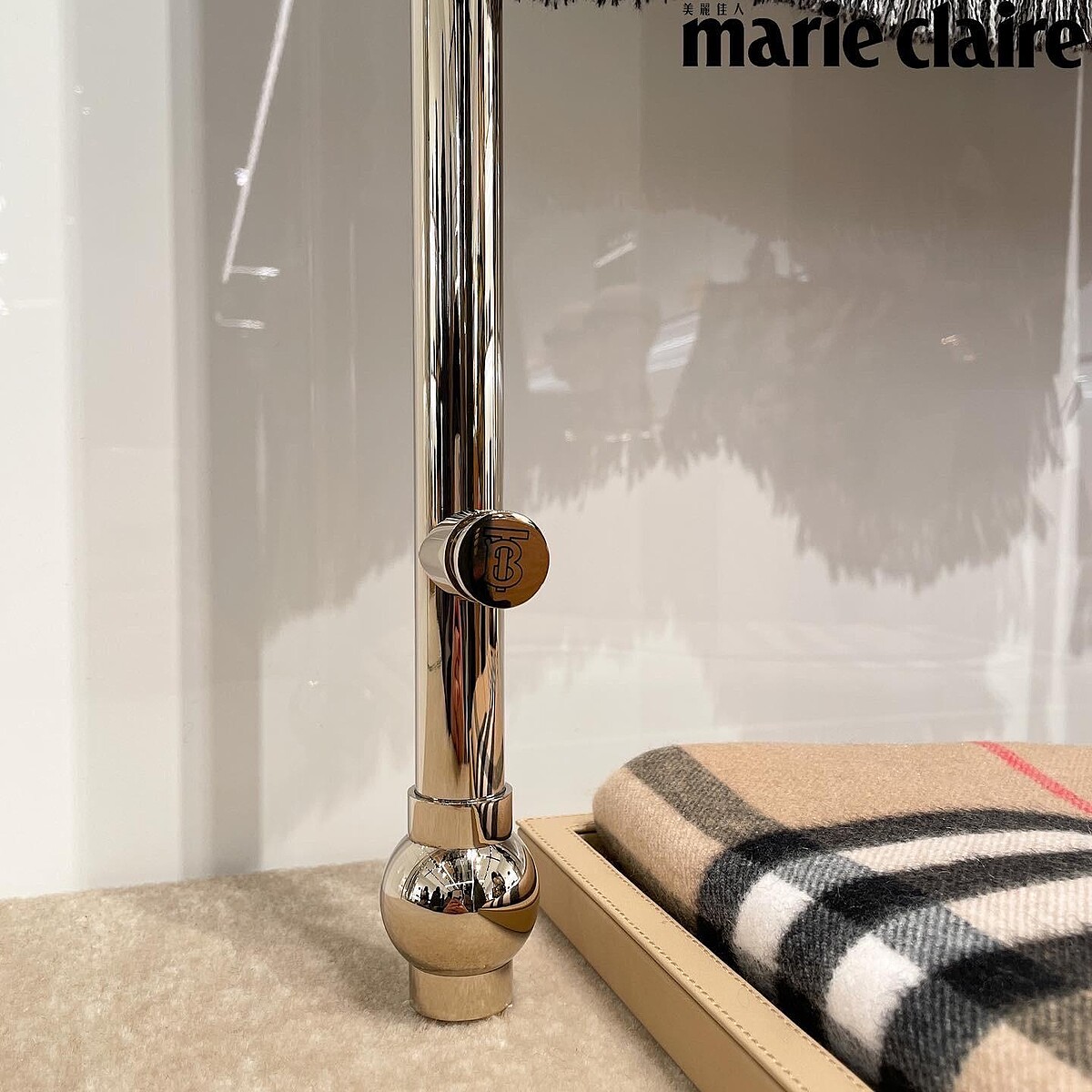 層架上印有TB logo細節