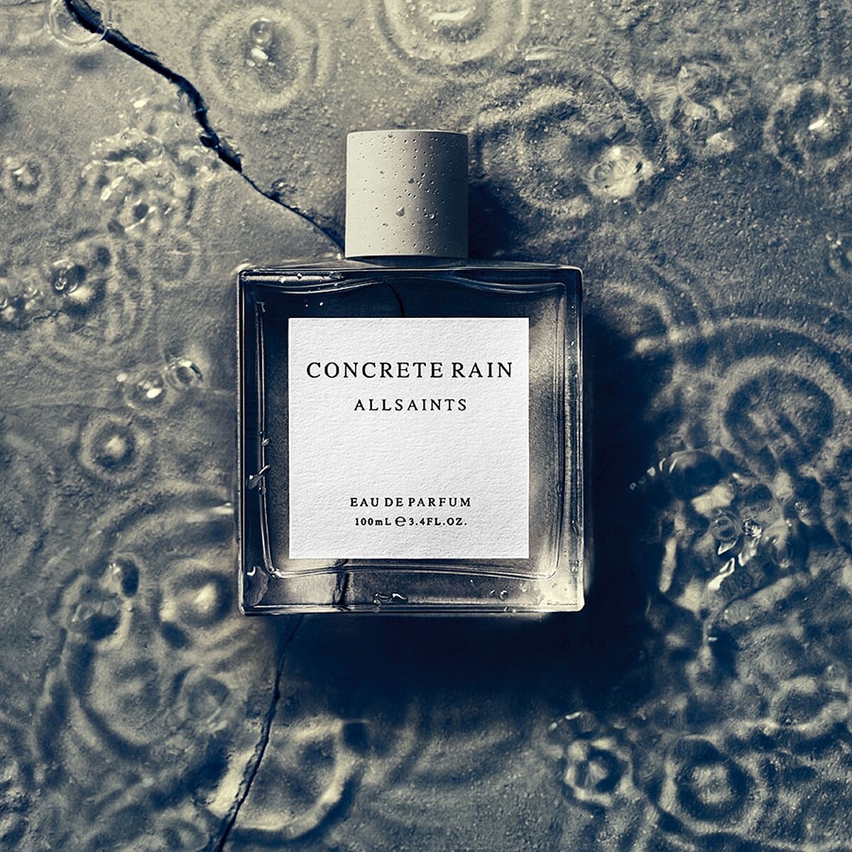 AllSaints Concrete Rain露雨之鏡中性淡香精情境圖。