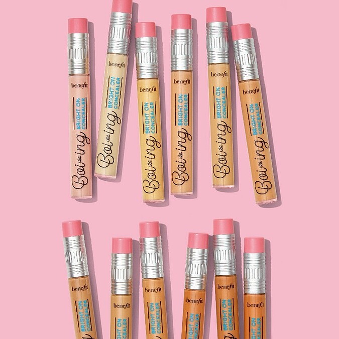 benefit超立體光采遮瑕筆與超輕盈全能遮瑕筆。