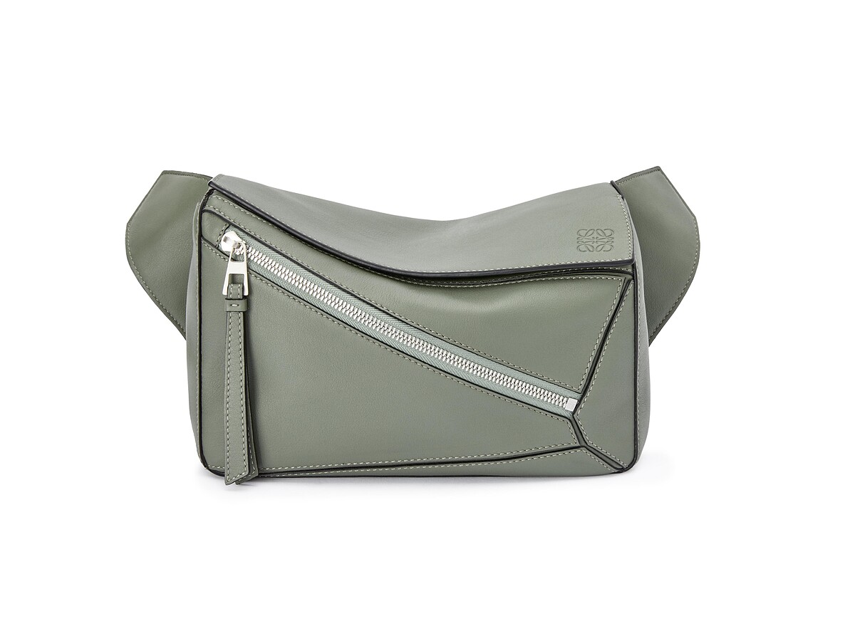 Puzzle鼠尾草色小牛皮腰包，NT 67,000