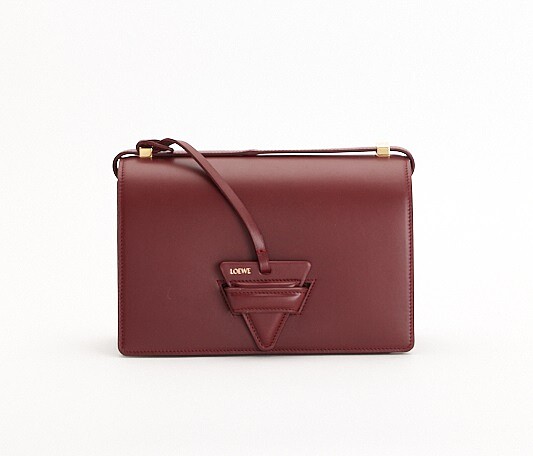 Barcelona莓果紅絲滑小牛皮肩背包