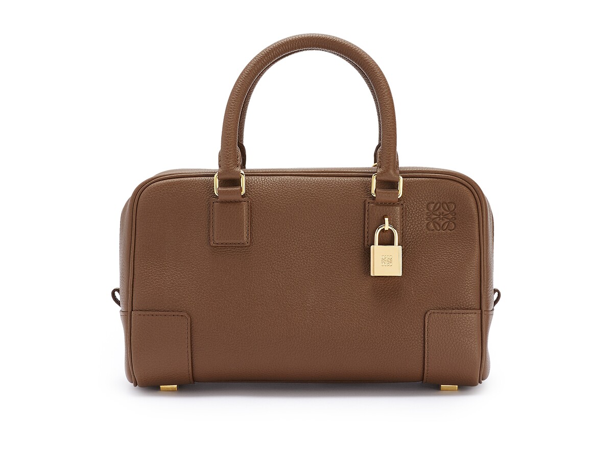 Amazona 23 可可色柔軟粒面小牛皮肩背提包，NT 91,000