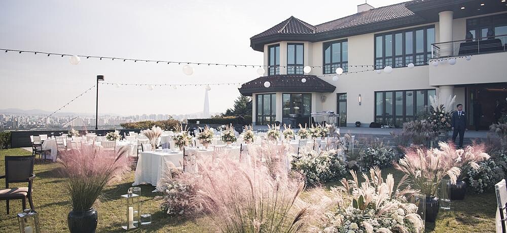 Aston House擁有戶外場地