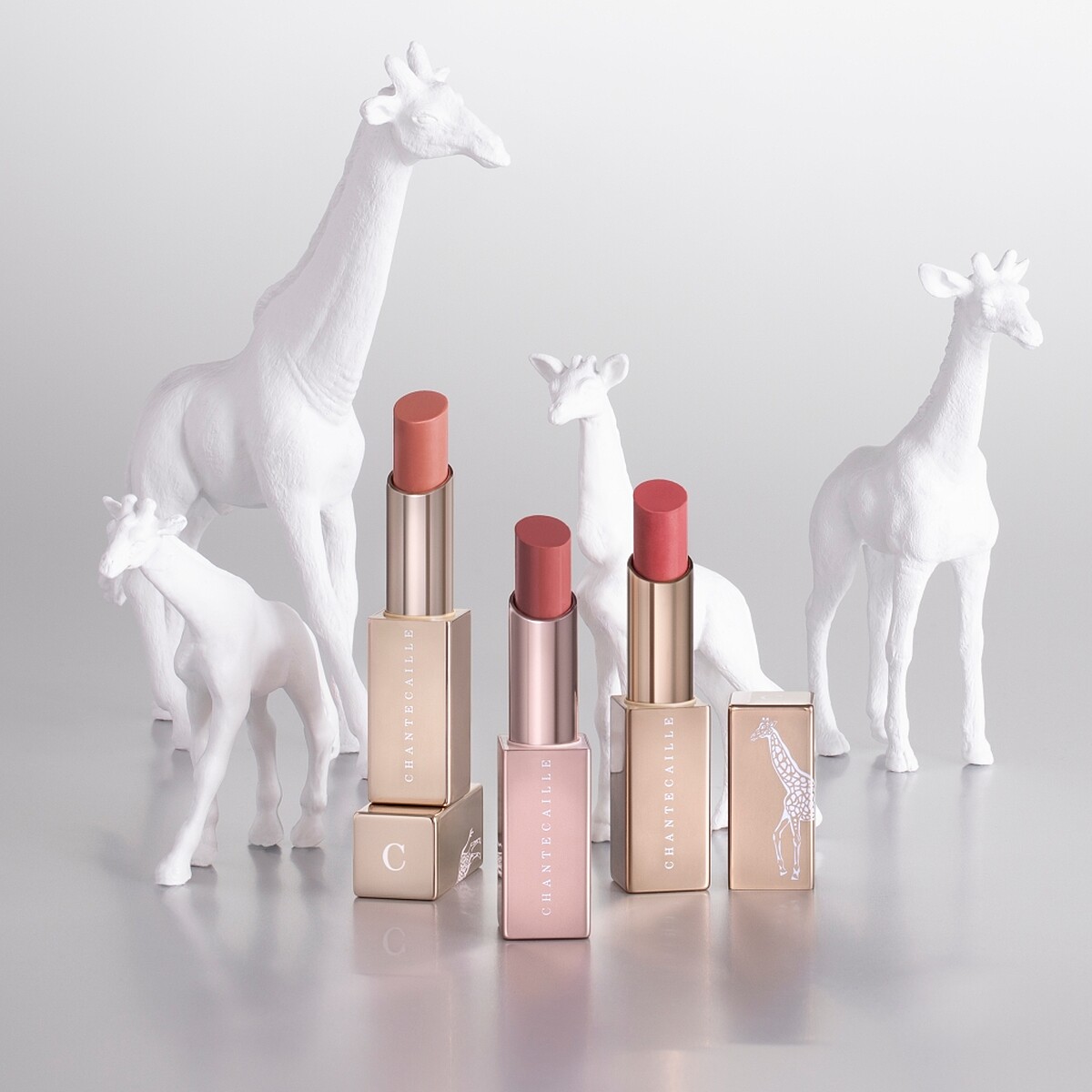 香緹卡2022溫柔巨獸長頸鹿系列花妍香頌唇膏形象圖。