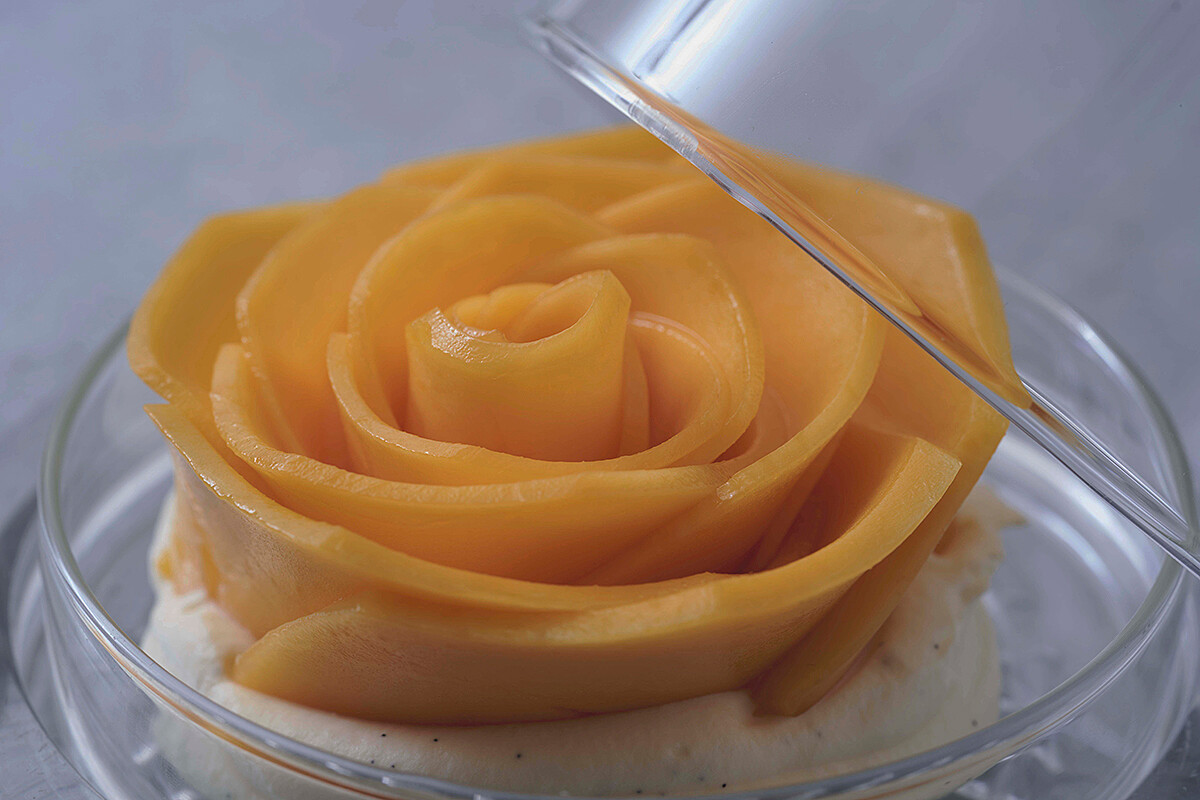 像極了《美女與野獸》中玻璃罩裡的玫瑰。