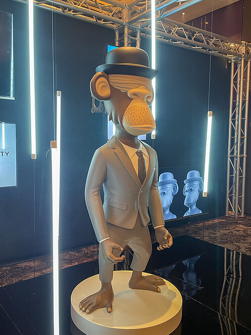 2,000%無聊猿公仔實際大小約有160公分高