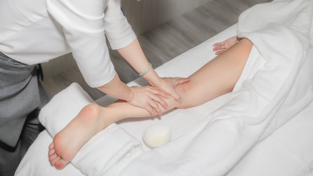 Revive Spa暖薑。甦活課程開始的精油勻體，將精油由下往上滑推腳部暖體。